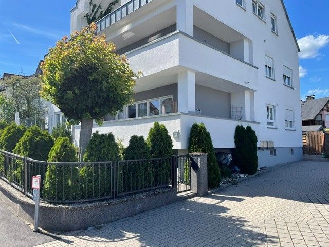 Hochwertig modernisierte 2-Zimmer-Wohnung mit großem Balkon, Einbauküche & 2 Stellplätze in Goldbach